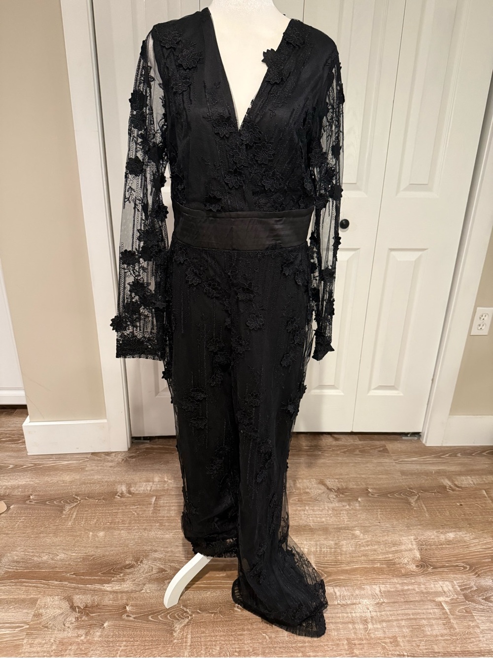 Lulu's, NWT Floral 3d Black Lace V-Neck Long-Sleeve Jumpsuit, Size L - Picture 3 of 16
